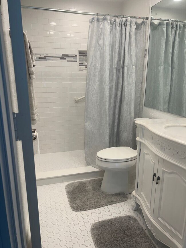 Building Photo - NEW PRICE on Adorable 1BR/1BA Condo in Downtown Venice