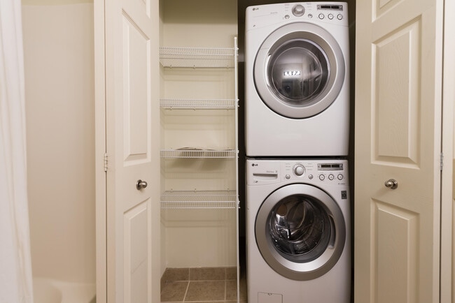 Building Photo - 120 W Oakbrook Dr