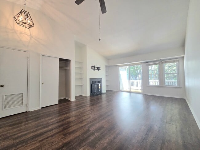 Building Photo - 3431 Lakeside View Dr
