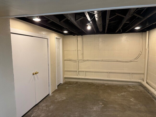 Building Photo - 902 S 29th Ave