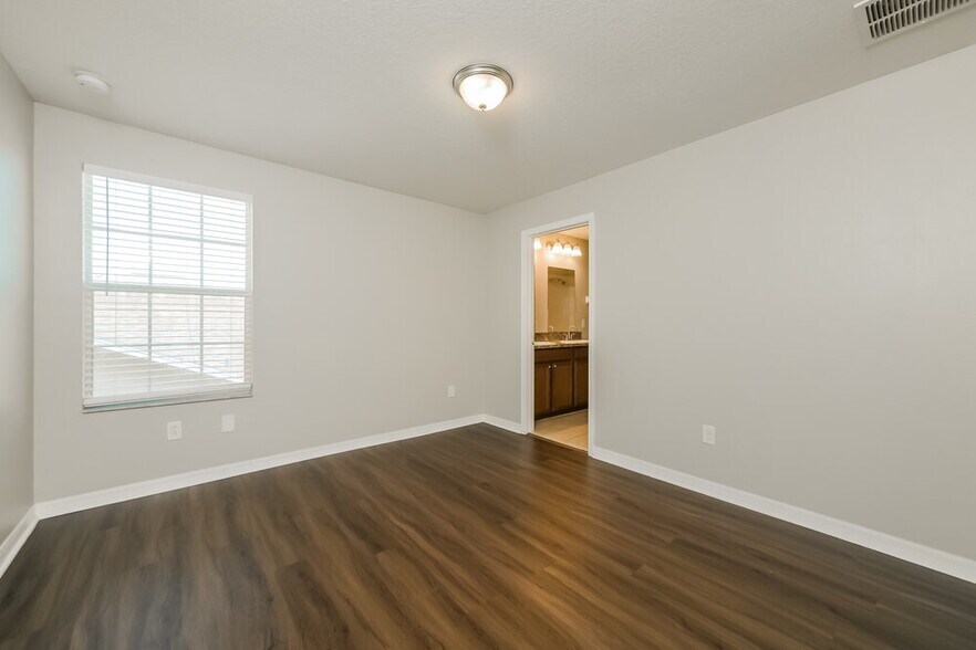 Building Photo - 3207 Bayflower Ave