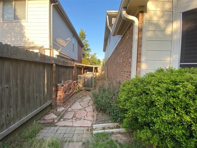Building Photo - 2114 Winding Hollow Dr