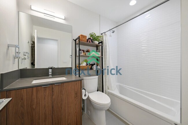 Building Photo - 2 BED & 2 BATH TOWNHOUSE FOR RENT