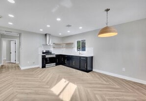 Building Photo - 1223 N Ave 45