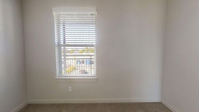 Building Photo - CUTE 2 BED 1 BATH OREM CONDO FOR RENT