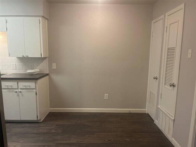 Building Photo - 5607 Sunshine Dr