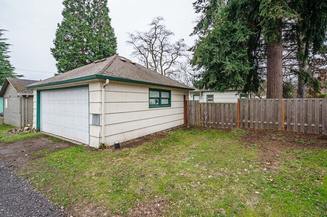 Building Photo - 1 Bedroom 1 Bath with Detached Garage