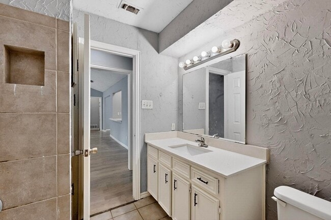 Building Photo - 2211 Sierra Dr