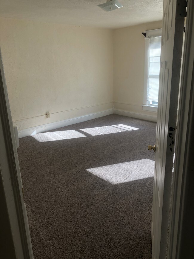 Building Photo - 114 S 6th St