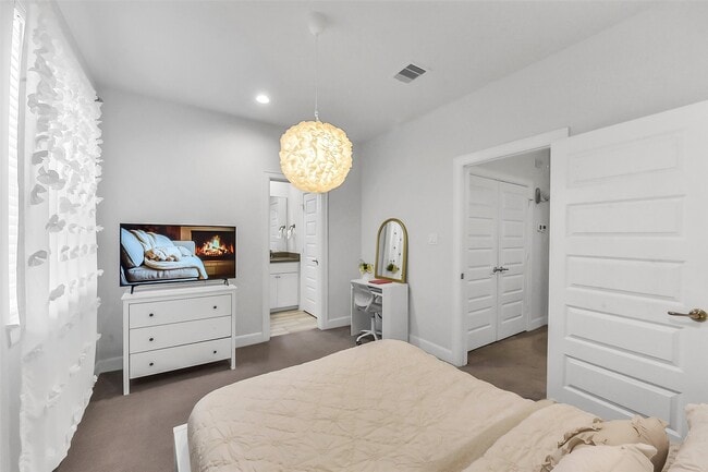 Building Photo - 2804 Grand Fountains Dr