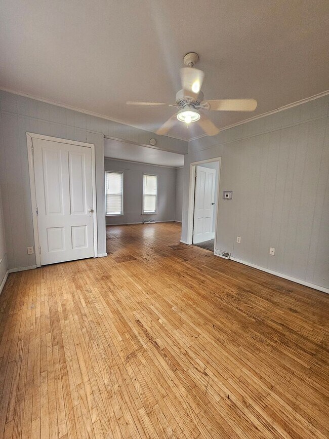 Building Photo - 1215 1/2 E 12th St