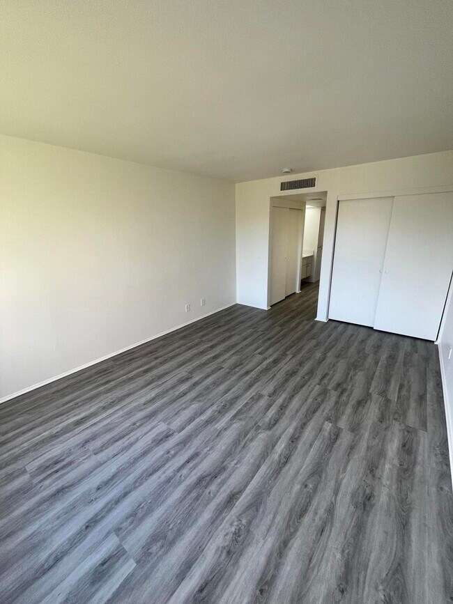 Building Photo - 1407 N Sunrise Way