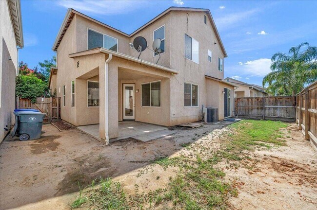 Building Photo - Spacious 4 Bedroom Home in North Clovis Gated Community