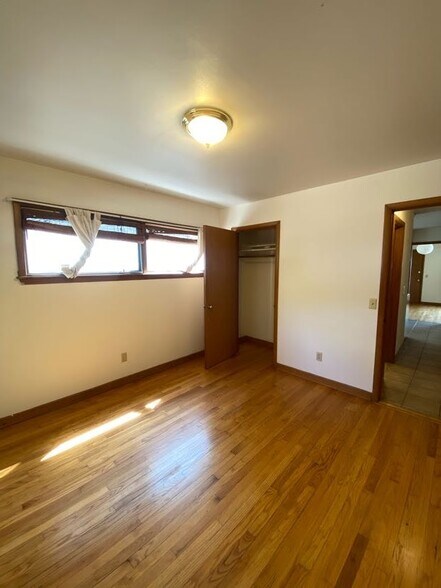 Building Photo - 1030 E Johnson St