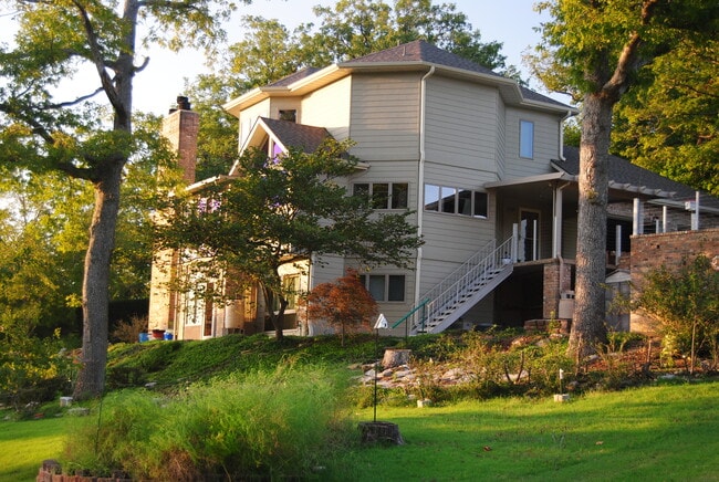 Building Photo - 11 Fairway Dr