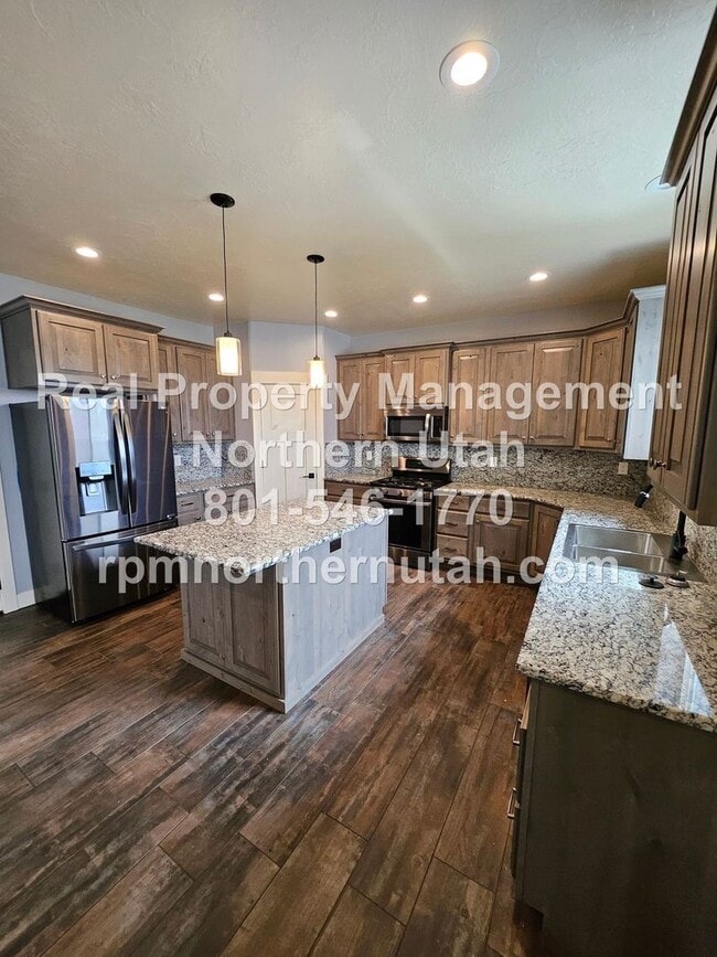 Building Photo - 3 Bedroom 2 Bath Duplex in Perry Now Avail...