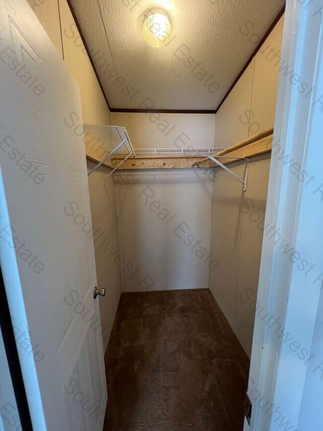 Building Photo - Spacious 3 bedrooms 2 baths home- Storage ...