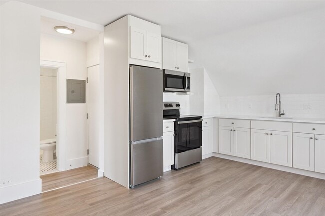 Building Photo - Fully Renovated 1 Bedroom 1 Bath Apartment...