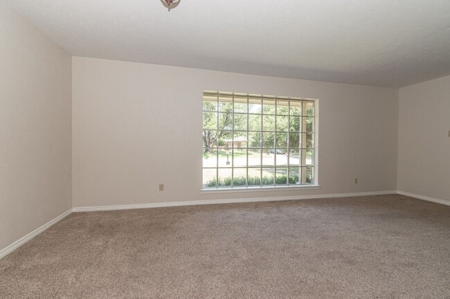 Building Photo - VERY large home in a great location!!