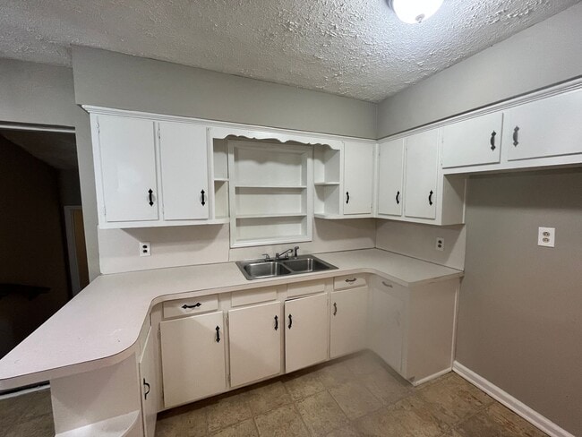 Building Photo - 4 Bedroom / 2 Bathroom Home for Rent in Co...