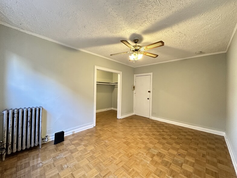 Building Photo - 714 W Belmont Ave