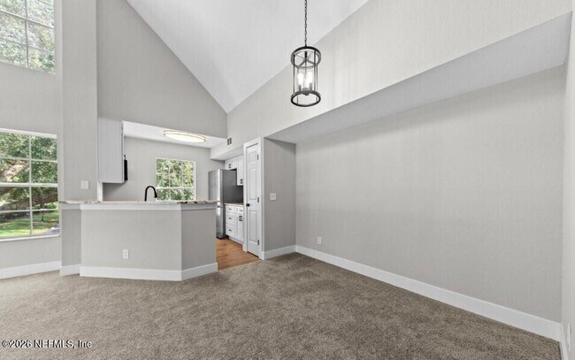 Building Photo - 13700 Richmond Park Dr N