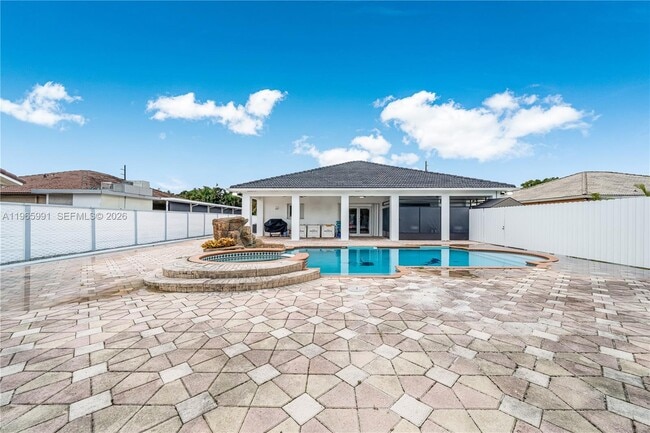 Building Photo - 1205 SE 7th Ct