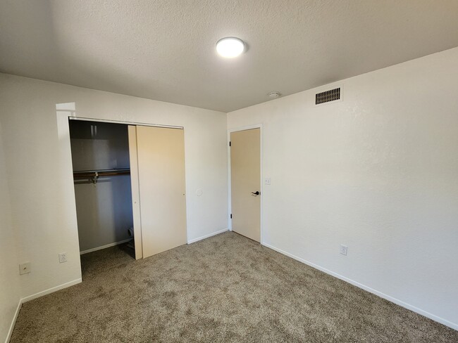 Building Photo - 1109 S Ocotillo Dr