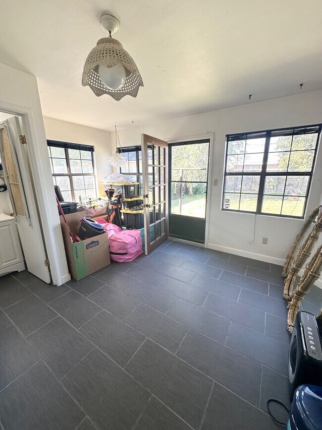 Building Photo - 3 Bed 1.5 Bath Ready to Rent ASAP!