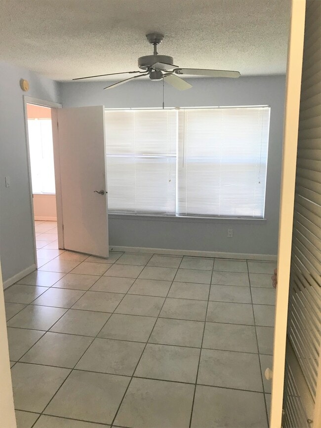 Building Photo - 2 Bedroom / 2 Bathroom Upstairs Condo with Large Screened Covered Porch