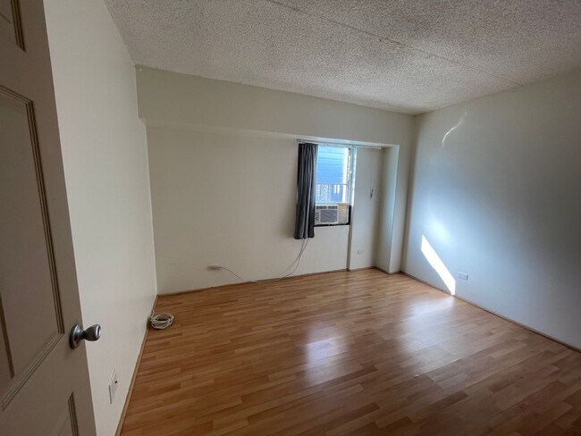 Building Photo - 2 Bedroom 1.5 Bathroom at Keoni Ana Waikik...