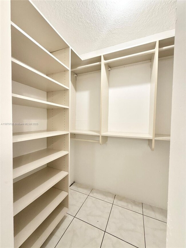 Building Photo - 227 Lakeview Dr