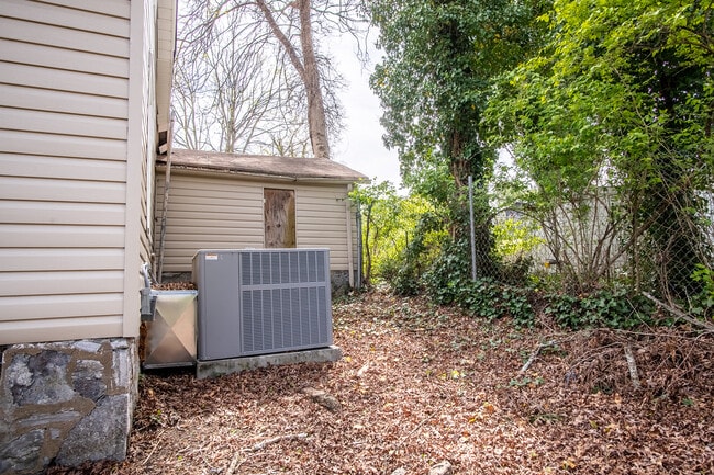 Building Photo - 1005 Greens Lake Rd