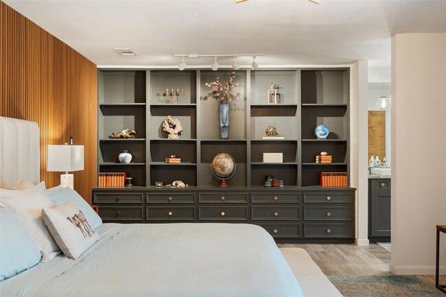 Building Photo - 113 Comet