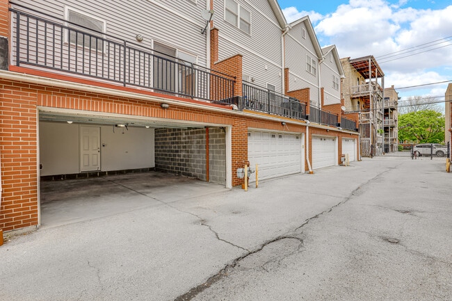 Building Photo - 4879 N Winthrop Ave