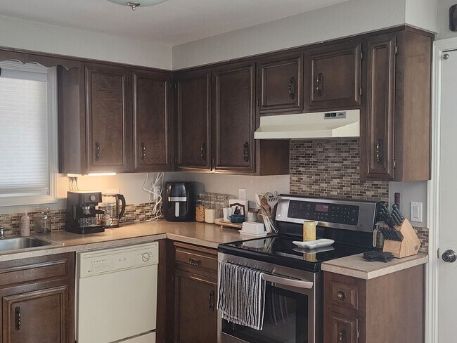 Building Photo - Pet Friendly, Single-Level, Attractively Updated Home in NE Newberg
