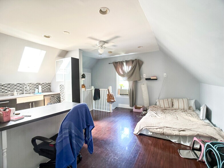 Primary Photo - 72 Antwerp St