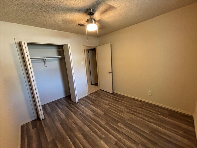 Building Photo - Beautifully updated 3-bedroom 2-bath home