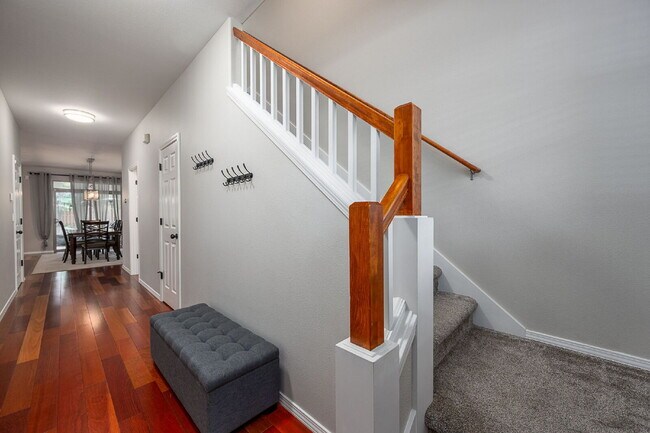 Building Photo - Spacious 4-bed Home with High Ceilings