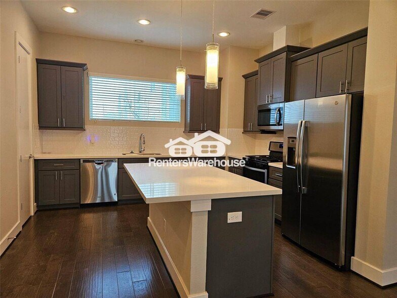 Building Photo - 2621 Hutchins St