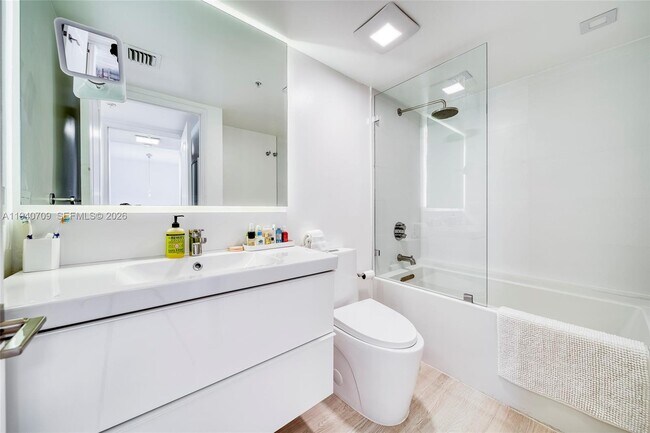 Building Photo - 1900 Sunset Harbour Dr