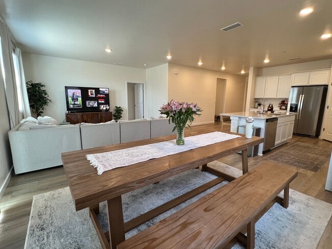 Building Photo - Three bedrooms and two bathrooms in Hanford, CA