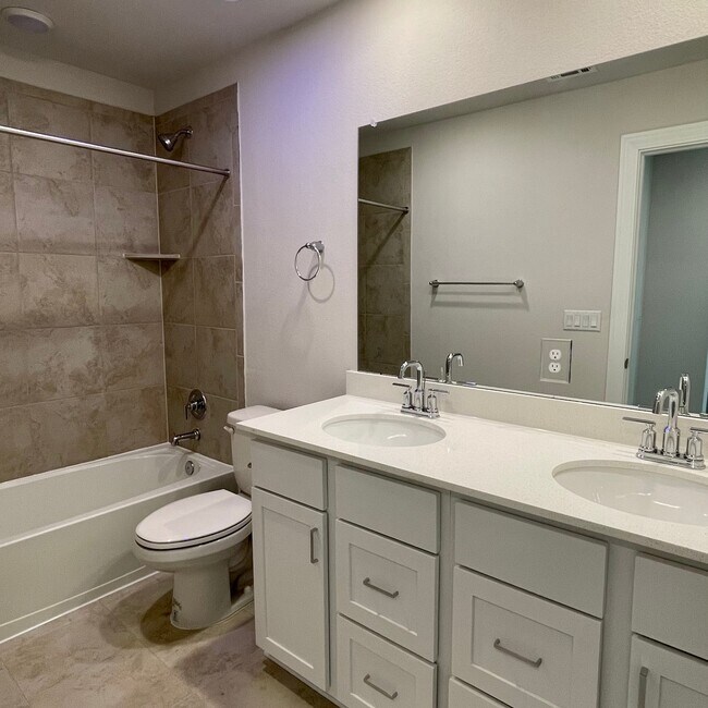 Building Photo - 15702 Ellinger Dr