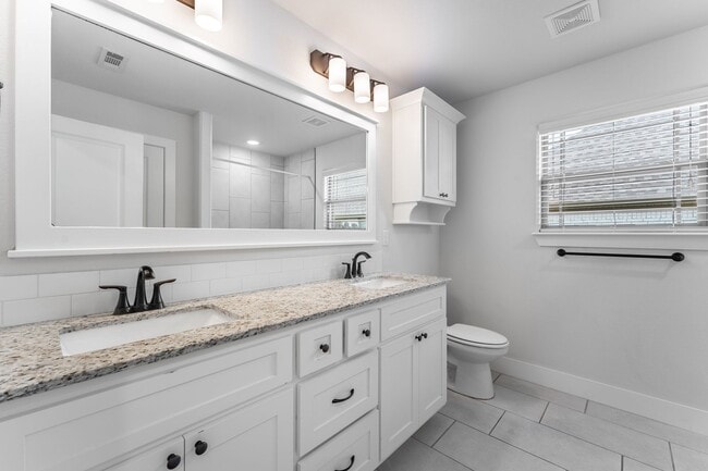 Building Photo - 1100 Huntleigh Dr