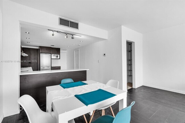 Building Photo - 801 Brickell Bay Dr