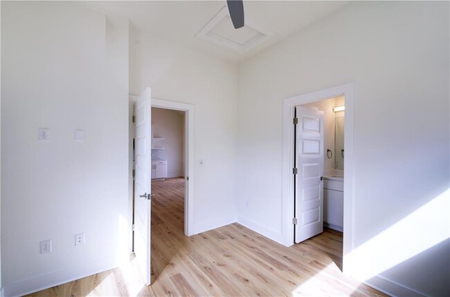 Building Photo - 1209 E St Johns Ave