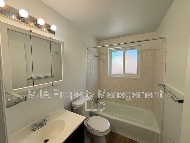 Building Photo - 2564 S 8th E
