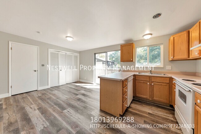 Building Photo - Updated Holladay MAIN floor duplex