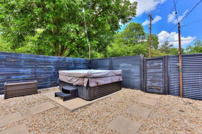 Building Photo - 1407 E 19th St