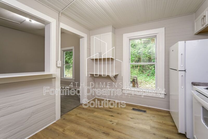 Building Photo - 921 23rd St NE